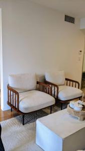 Located within walking distance of great breweries and restaurants