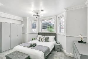 Spacious Modern Beachfront Apartment with Parking