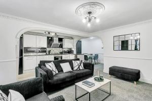 Spacious Modern Beachfront Apartment with Parking