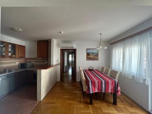 100m2 Apartment near Church - 3 bedrooms - 3 bathrooms - parking
