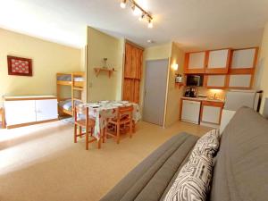 T2 Cabine avec Balcon au Cœur des Thermes - 6 Pers, Parking, Proche Télécabines, Équipé Tout Confort - FR-1-457-230