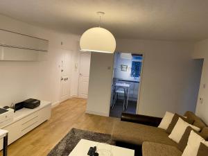 Luxurious Entire 2-Bedroom Apartment in the Heart of Bromley