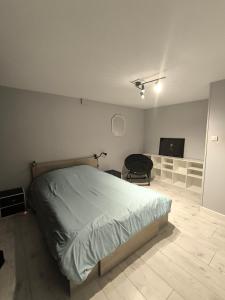 T2 jusquà 4 personnes en rez-de-jardin de maison, avec piscine, draps et serviettes de toilette fournis