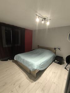 T2 jusquà 4 personnes en rez-de-jardin de maison, avec piscine, draps et serviettes de toilette fournis