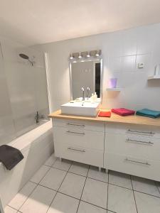 T2 jusquà 4 personnes en rez-de-jardin de maison, avec piscine, draps et serviettes de toilette fournis