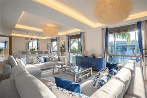 Penthouse Skyline-Top floor 4 bedroom sea view pool apartment