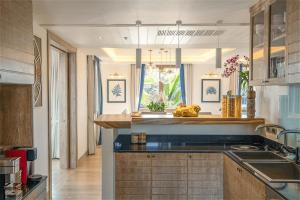 Penthouse Skyline-Top floor 4 bedroom sea view pool apartment