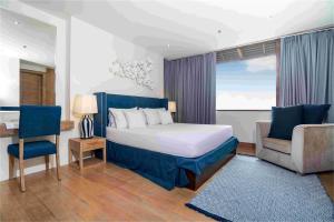 Penthouse Skyline-Top floor 4 bedroom sea view pool apartment