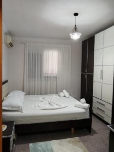 Cozy Breeze Central Apartment
