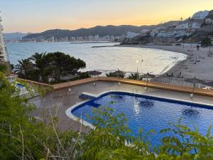 Vista al mar con piscina