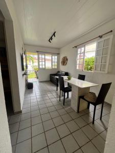 Casa pé na areia em condomínio