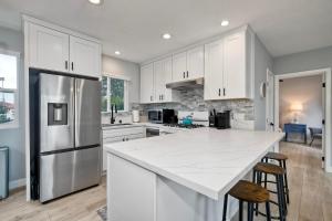 Seabreeze 1BR, Walk to Sand, Pet Friendly, Parking, Fire Pit Access