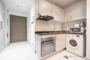 Everluxe Holiday Homes Rental Al Furjan Studio