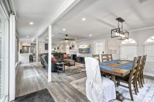 Steps to Beach, 2BR Dog Friendly Home with Fire Pit