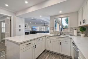Steps to Beach, 2BR Dog Friendly Home with Fire Pit