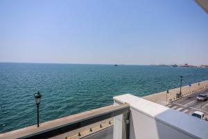 Infinity Sea View Apartment Central