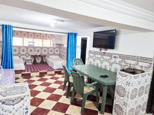 studio jirari chambre et 3 salons avec cuisine douche wifi