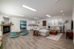 Huge House with Pool! Sleeps 16 - BBQ - Shuffleboard