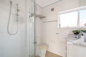 Bay Court II -Spacious Studio next to Hayes Beach