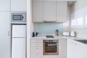 Bay Court II -Spacious Studio next to Hayes Beach