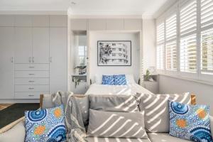 Bay Court II -Spacious Studio next to Hayes Beach