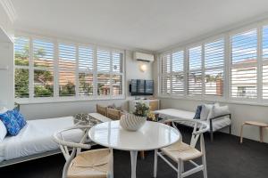 Bay Court II -Spacious Studio next to Hayes Beach