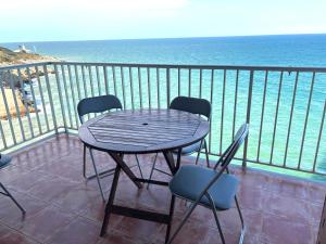 Vista al mar con piscina