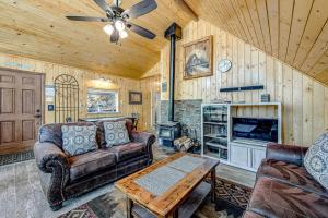 Castle Rock Cabin #1 ~ Comfortable cabin with modern amenities and deck - near hiking and lake