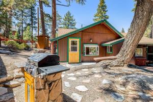 Castle Rock Cabin #1 ~ Comfortable cabin with modern amenities and deck - near hiking and lake