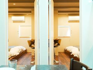 Up to 8 guests 3 min walk to Hanazonocho Station easy access to Namba in 4 min and Umeda in 8 min near shopping street101