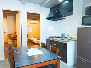 Up to 8 guests 3 min walk to Hanazonocho Station easy access to Namba in 4 min and Umeda in 8 min near shopping street101