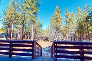 Pinewood Haus ~ Beautiful & Convenient 1960s Cabin w Wood Stove, near Skiing & Lake Attractions