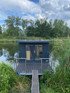 Dom na wodzie z tarasem