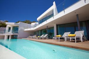 Serene Escape: Seaside Villa in Ibiza, 1001