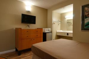 Standard Queen Non-Smoking  room in Vagabond Inn Bakersfield South