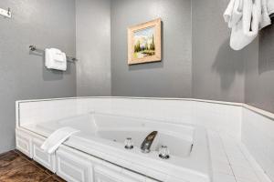 Mt Doble Dream Home ~ Spacious home with fenced yard, hot tub, firepit, grill, game room