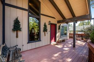 Mt Doble Dream Home ~ Spacious home with fenced yard, hot tub, firepit, grill, game room