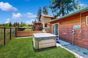 Meadow-Front Metcalf Bay Cabin Hot Tub, Air Hockey, Firepit & Lake Views