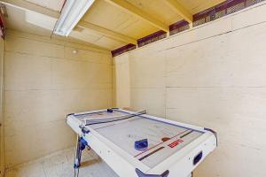 Meadow-Front Metcalf Bay Cabin Hot Tub, Air Hockey, Firepit & Lake Views