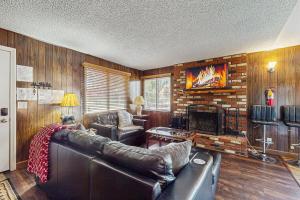 Meadow-Front Metcalf Bay Cabin Hot Tub, Air Hockey, Firepit & Lake Views