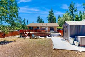 Lazy Bear Cabin ~ Dog-friendly home with private hot tub, ping-pong, basketball & firepit