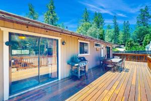 Lazy Bear Cabin ~ Dog-friendly home with private hot tub, ping-pong, basketball & firepit