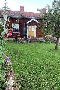 The workers residence - Cozy cottage by Österplana meadow