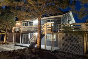 Brewer Escape ~ Modern, newly renovated escape with mountain views - five minutes to town