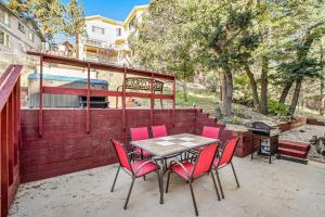 Black Diamond Vista ~ Dog-friendly - hot tub, decks, & mountain views - steps to slopes