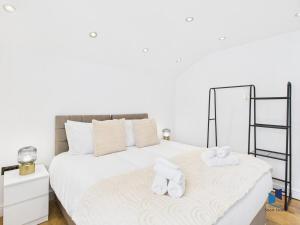 Modern 4BR House, Spacious, Garden, Free Parking