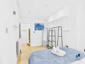 Modern 4BR House, Spacious, Garden, Free Parking