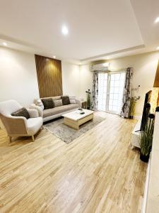 1 Bedroom Apartment with Private Entrance-2