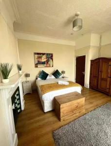 106 Brynmill - Room 1 - Sea views