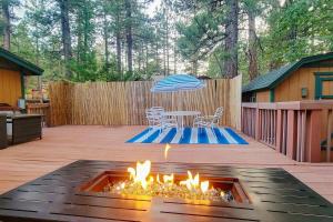 Sugarloafing ~ Dog-friendly cabin with hot tub, covered porch, fireplace, grill, & WD